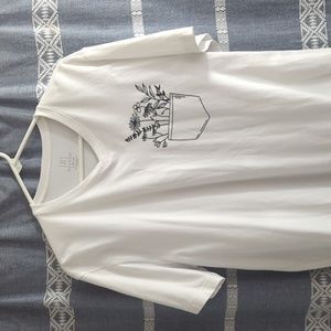 White tee with flower pocket design